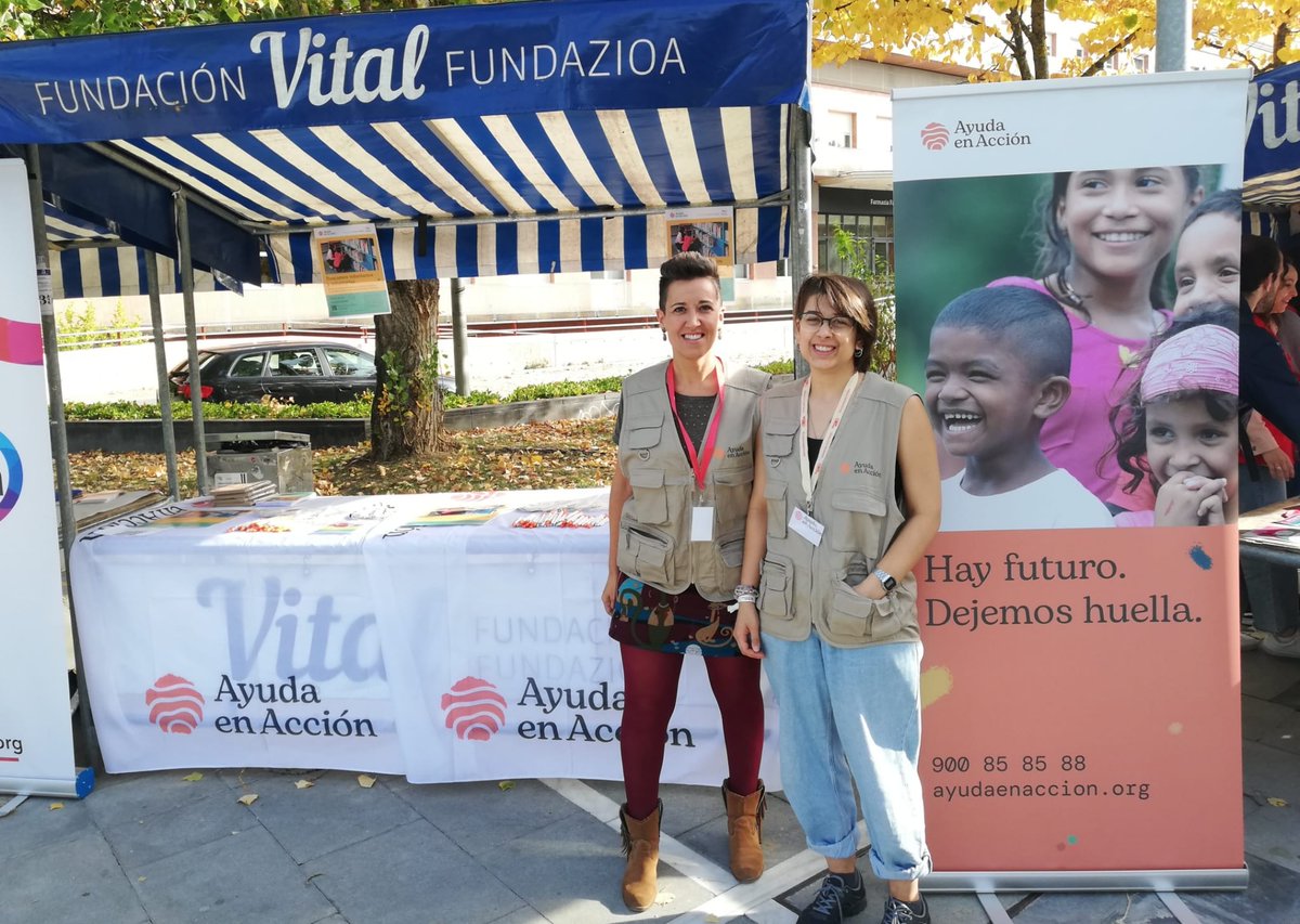 Hoy estamos de feria solidaria con otras organizaciones del #tercersector en el campus de Álava de @upvehu.

Estamos presentando el programa #Lectune y muchas personas se han acercado ya interesándose por esta forma de #voluntariado 👏🏽👏🏽