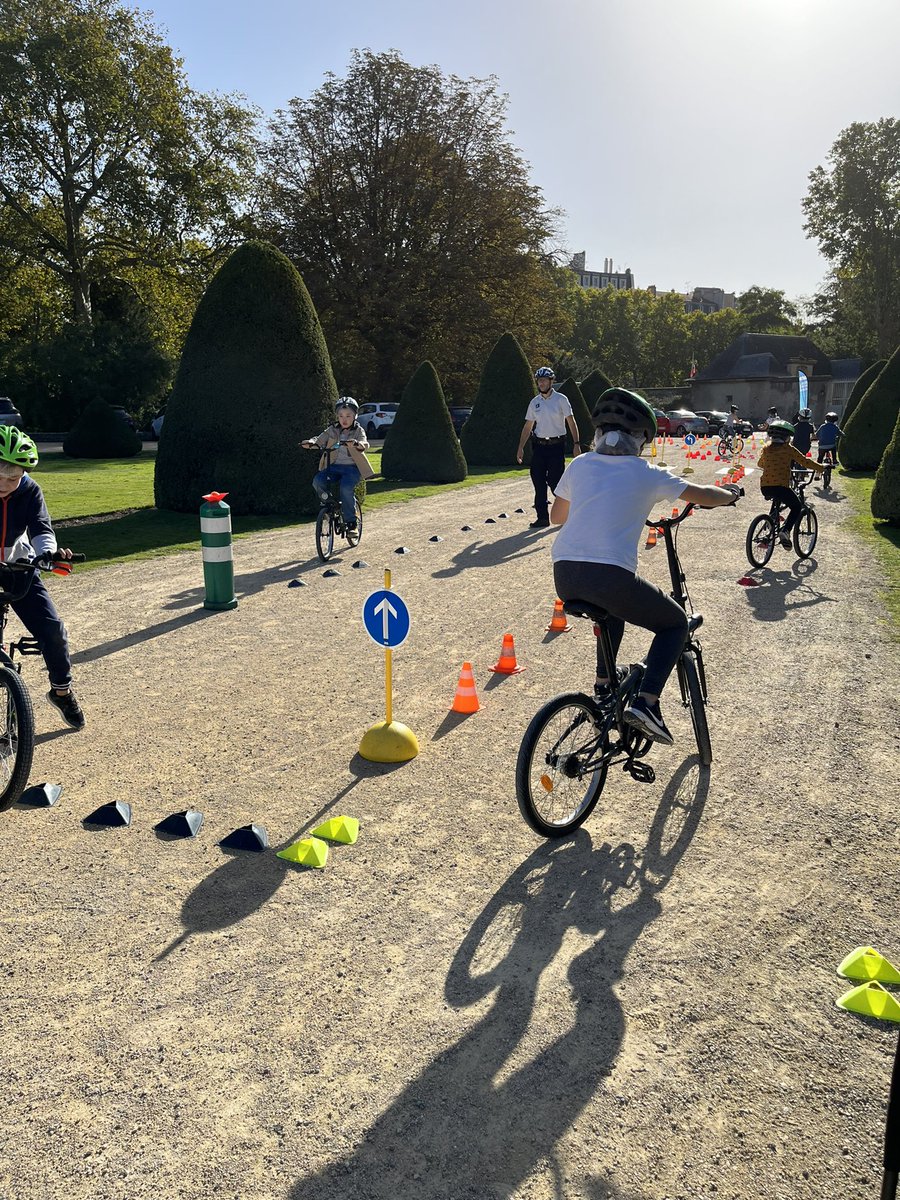 EPievic's tweet photo. 7eme Rallye citoyen à l’hôtel National des Invalides, site prestigieux chargé d’histoire @CKerrero @Academie_Paris https://t.co/rssvdPNOYg