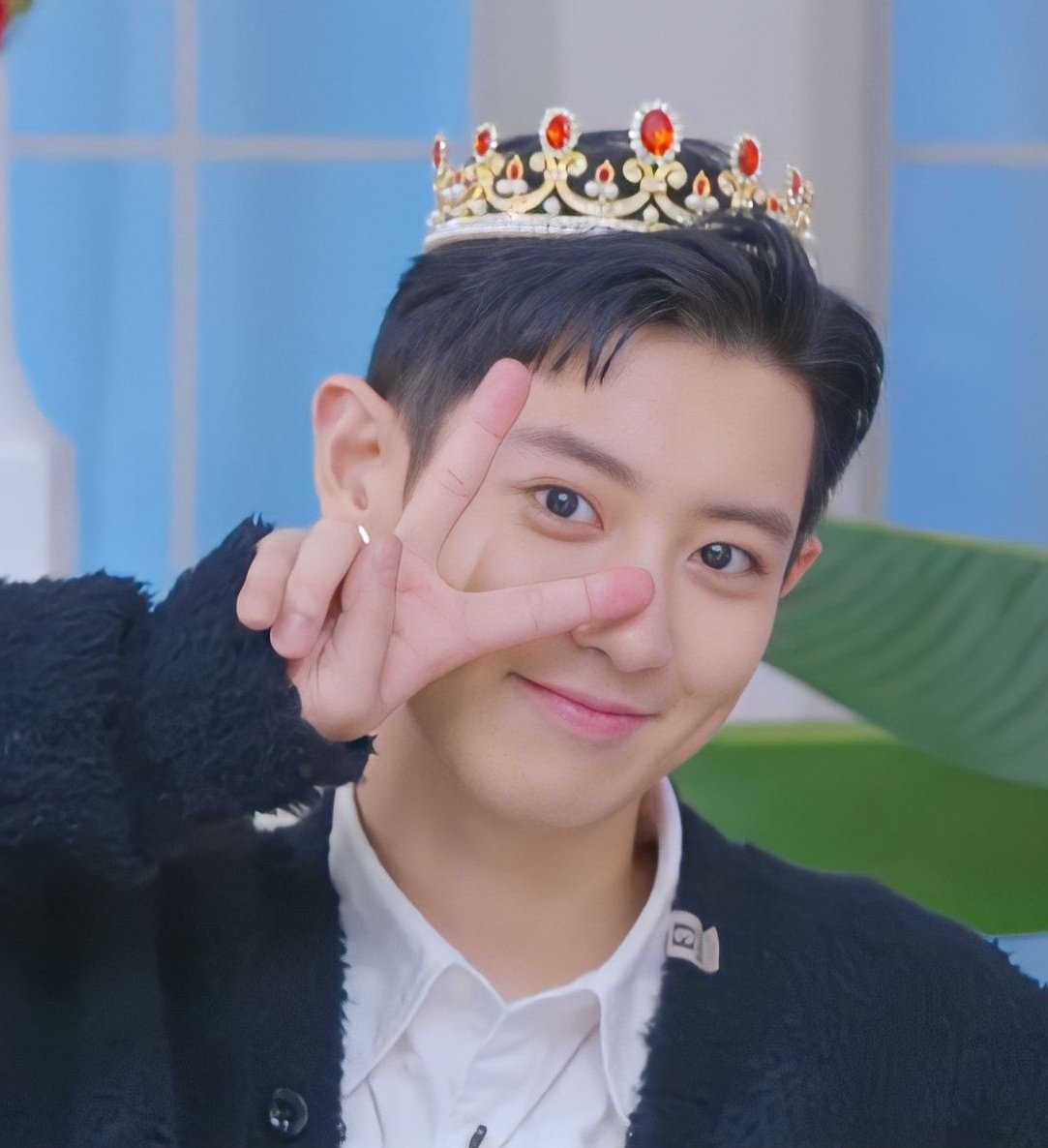 FORUCHANYEOL's tweet photo. the king is back 👑 https://t.co/W3zpstzzZS