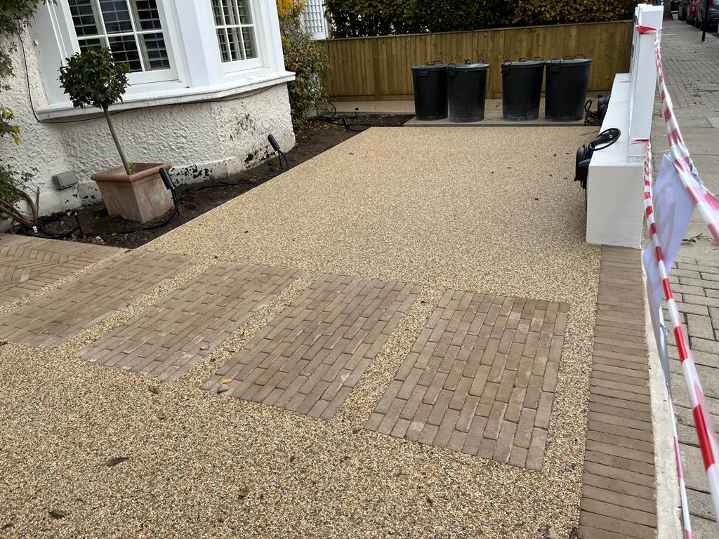 ASLandscapes's tweet photo. This week we completed a beautiful front garden in SW18.
@TrueGripLtd laid the resin and our Matt built the lovely bin store @Jacksonsfencing
Another stunning design by @thedistinctivegardener
@_LONDONSTONE
#ThisisLondonStone #frontgarden #frontgardendesign #bincover https://t.co/QKSRfMDIsZ