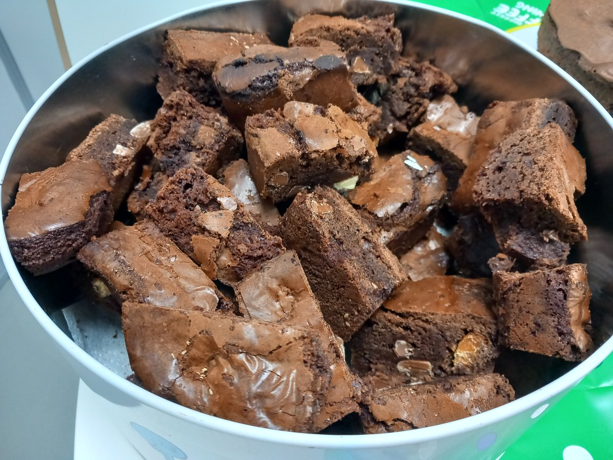 BillingtonSteel's tweet photo. Raising money for @macmillancancer at our #MacmillanCoffeeMorning 🧁🍰
#barnsleyisbrill #Charity #Donation #Fundraising #BSL75 #construction #steelstructures #steel #steelfabrication #steelconstruction https://t.co/eYUFCtKuOj