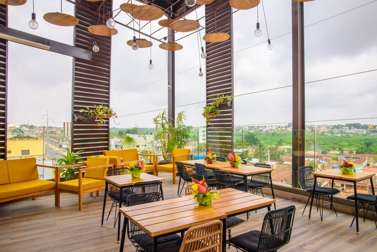 ✨ Chez nous, c'est toujours différent👌 !

Notre Rooftop vous donne une belle vue sur la capitale: ses rues, ses maisons et sa végétation... 
Un beau cadre, accueillant et plaisant.

Infos &amp; Résa au 91 71 64 64 (Appel et WhatsApp)
#ArtResidence #PortoNovo #VisitBenin #Wasexo