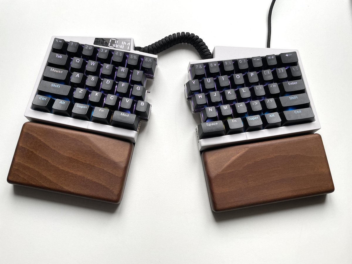 eriksixt's tweet photo. After a slight delivery delay of 6 months my UHK2 finally arrived. Looks awesome! Now let‘s see if my brain can handle it.  #GotMyUHK https://t.co/fMH8zJvgwN