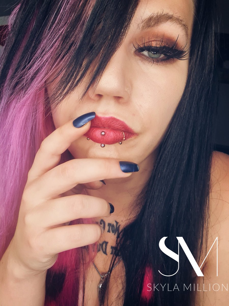 Skyla_Million's tweet photo. Heute schon gezahlt ? 

Wenn nicht wirds höchste zeit dass du es tust. 

#findom #femdom #moneydom #geldherrin #paypig #finsub #humanatm #ladyskyla https://t.co/y3J6HX3EDA