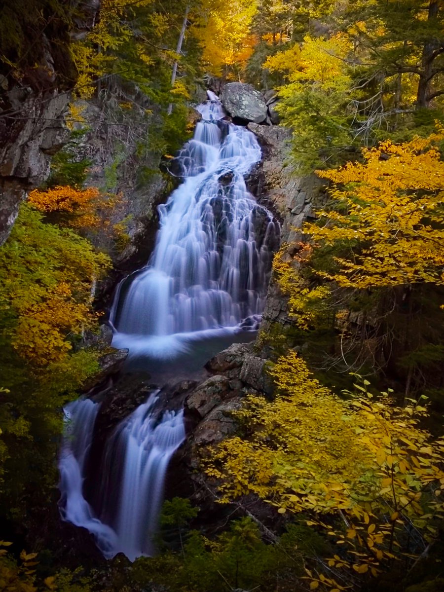 jpwellr's tweet photo. First time in New England during fall is not disappointing. Also finally making proper use of iPhone Live Photos https://t.co/LckXydDL69