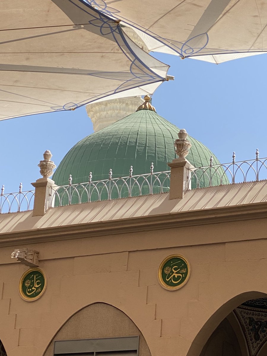 اليك رسول الله أشكو نوائباً
من الدهر لا يقوى لها المتحمّلُ
وإنّي لأرجو أنّها بك تنجلي
فإنّك لي حصنٌ وجاهٌ ومعقلُ
وأنت خيار الرسل بل وأمامهم
وأنت جليل القدر أنت المفضّلُ
Kanjeng Rasul.. aku kembali, semoga engkau sudi memandang dan menyapaku.