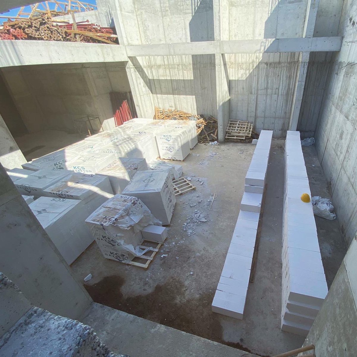 PÜR Recording &amp; Residence Cunda ilerliyor. Stüdyo A ana hatlarıyla ortaya çıkmaya başladı. 

PÜR Recording &amp; Residence Studio A is coming up under glorious Cunda sun. #pürrecordingstudio #pürresidentialstudiocunda #cunda #pür