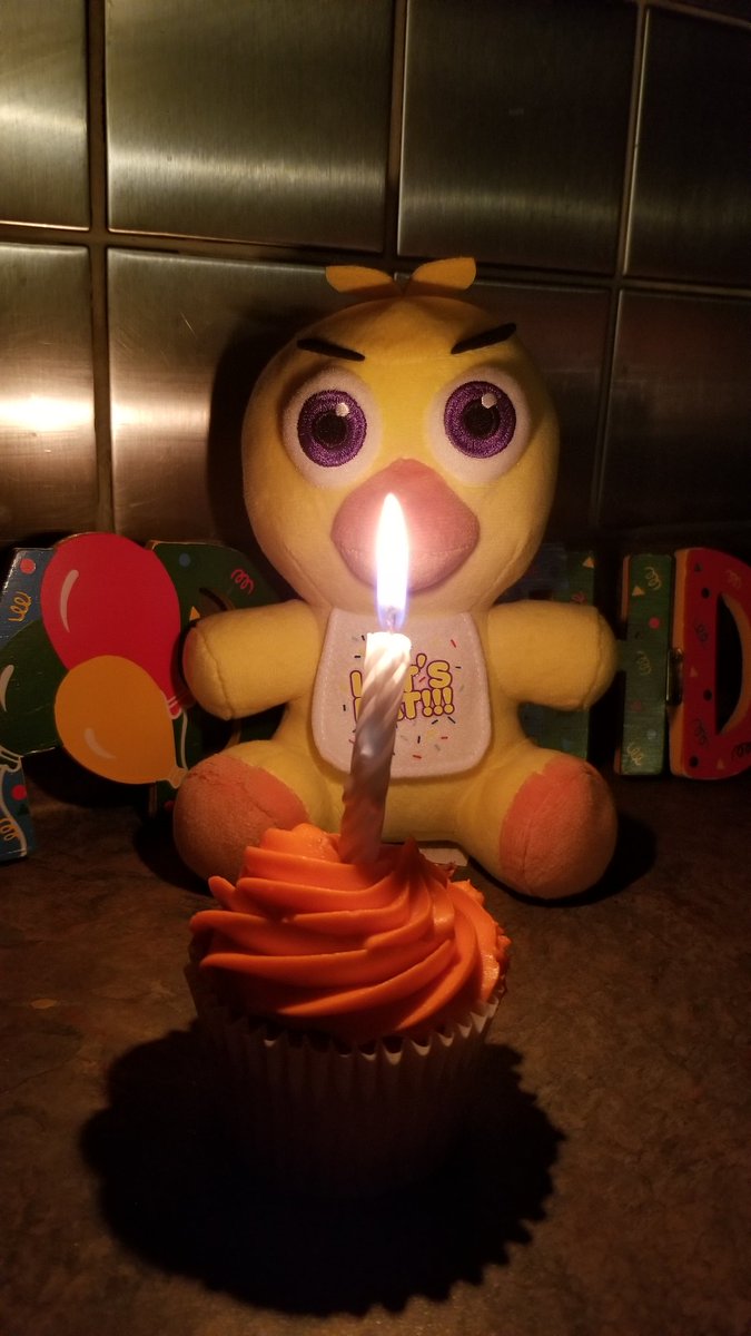 JuliaMcQueen3's tweet photo. #FunkoPhotoADayChallenge #fivenightsatfreddys #chicka wants to share a #cupcake with you 
@funko https://t.co/luwJUSbISS