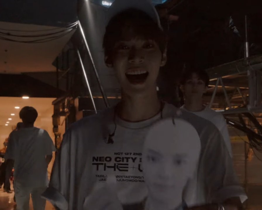 JaEmWEL's tweet photo. TEKA TAWANG TAWA AKO DUN SA PABOTE SA VIP STANDING NAKAILANG ULIT AKO SA PART NA ITO AT SYEMPRE TUWANG TUWA SI DOYOUNG SA BALD TAEYONG HAHAHAHHAHA ICONIC 

#NCT127 #NEOCITY_MANILA
#THE_LINK_MANILA
#NEOCITY_THE_LINK_MANILA
#NCT127_NEOCITY_THE_LINK 
#THE_LINK_LOG https://t.co/PkPg7WuXfY