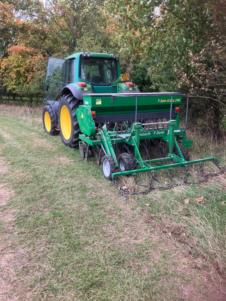 Grassland enhancement projects are underway at farms in the #BlythValley & #WoolTowns clusters this week!

Project with @WildlifeTrusts , funded by @NationalHways 

#wildflowers #biodiversityenhancement