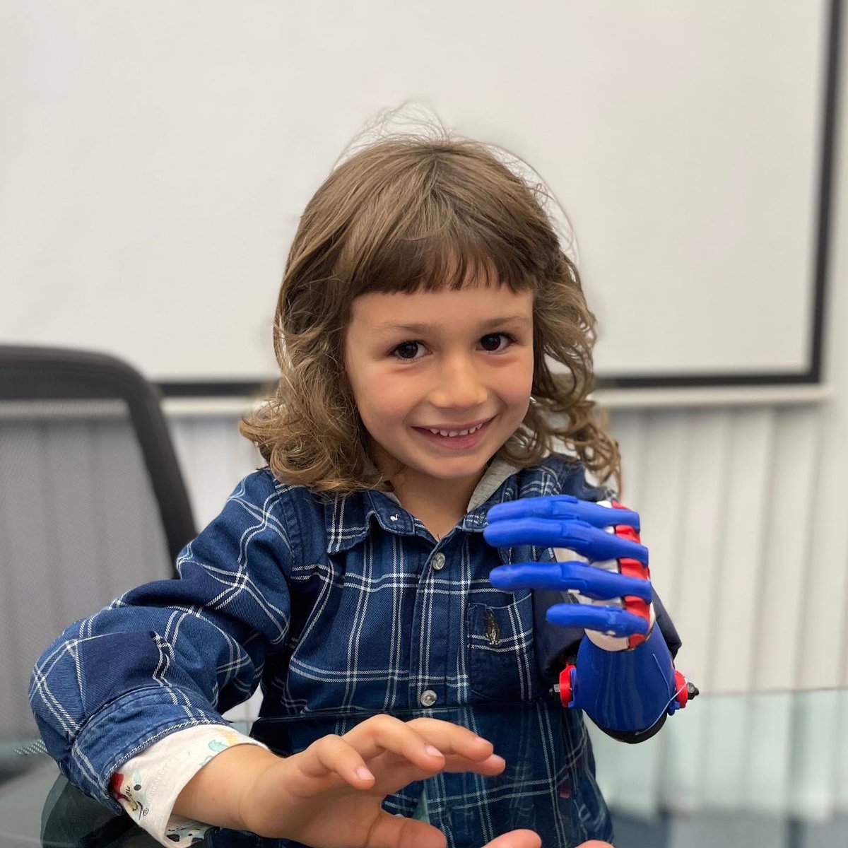 manosdeheroes's tweet photo. THIAGO, OPTIMUS DE TRANSFORMERS 🤖✨♥️

La historia de Thiago comienza con un mensaje de Diego, su papa: 
“Mi nombre es Diego y soy papá de Thiago, Un niño de 5 años que nació con una sola mano.

1/6 https://t.co/fSPIbC5fzl