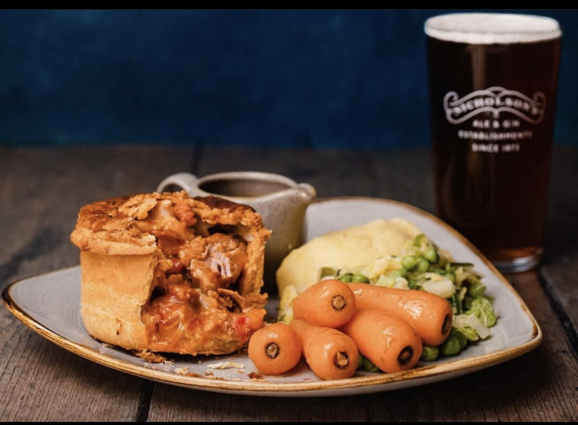 Winter is coming! Join us for some pies and pints to warm yourself up. #sohopubs #nicholsonspubs #londonpubs #pubfood #westend #theatrepubs #soholondon #realale #caskale #sevendials #pieandmash #livemusic