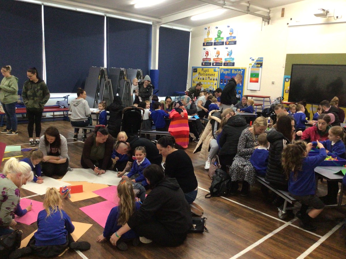 OasisWarndon's tweet photo. Yesterday we held the first Reception Stay and Play of the year, exploring fine and gross motor pre-writing skills! #earlyyears #EYFS #readytowrite #finemotor #grossmotor #parentpartnership https://t.co/7DWWKRd0rH