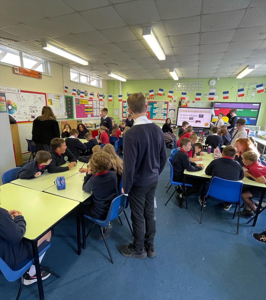 Dyma rai o ddisgyblion bl8 <a href="/bryntawe/">Ysgol Bryn Tawe</a> yn cyflwyno’u canfyddiadau ar ‘arwyr eu hieithoedd’ i ddisgyblion bl6 <a href="/YGGGellionnen/">Gellionnen</a> y bore yma. Pleser o’r mwyaf cael dathlu Diwrnod Ieithoedd Ewropeaidd gyda chi. Diolch am y croeso!