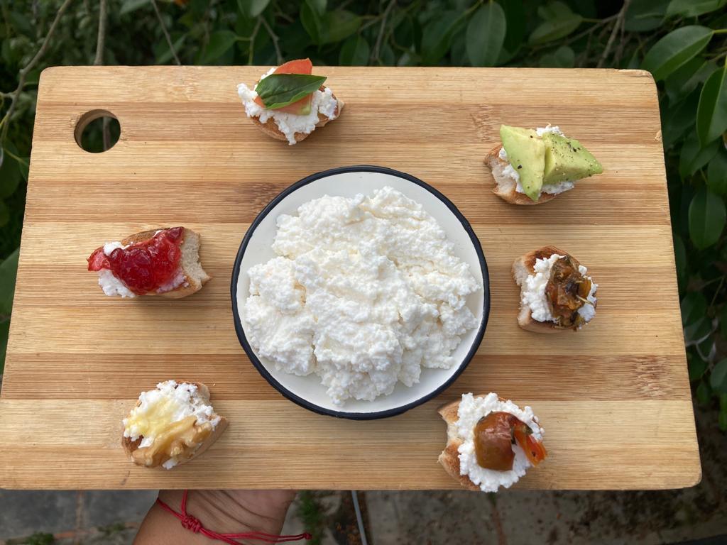 quesossowi's tweet photo. Te presentamos 6 opciones para combinar nuestra ricotta🧀: 
1️⃣ Con tomates y albahaca
2️⃣ Con aguacate y un toque de pimienta
3️⃣ Con nuestros tomates confitados 
4️⃣ Con nuestros pimentones asados
5️⃣ Con nueces y miel
6️⃣ Con una mermelada de frutas a tu gusto

Que tal? Te animas?😋 https://t.co/SV7ERaLEqL