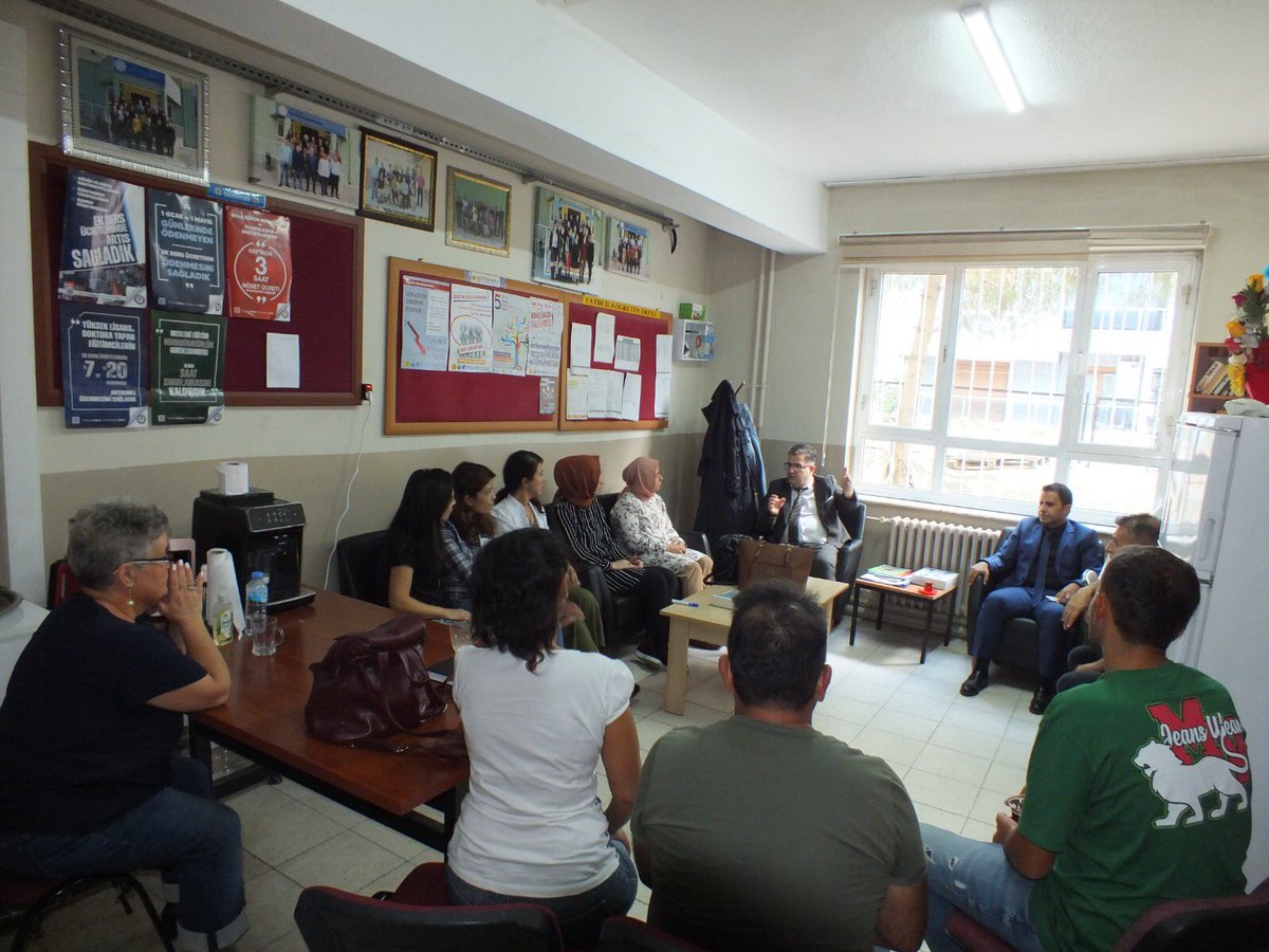 İlçe Milli Eğitim Müdürümüz Sayın Ekrem ULUS, Okulumuzu ziyaret etti. Derslerine misafir olduğu öğrencilerle sohbet eden İlçe Milli Eğitim Müdürümüz, Sayın Ekrem Ulus daha sonra öğretmenler odasında okulumuz öğretmen ve idarecileri ile bir araya geldi. Güzel bir görüşme oldu.