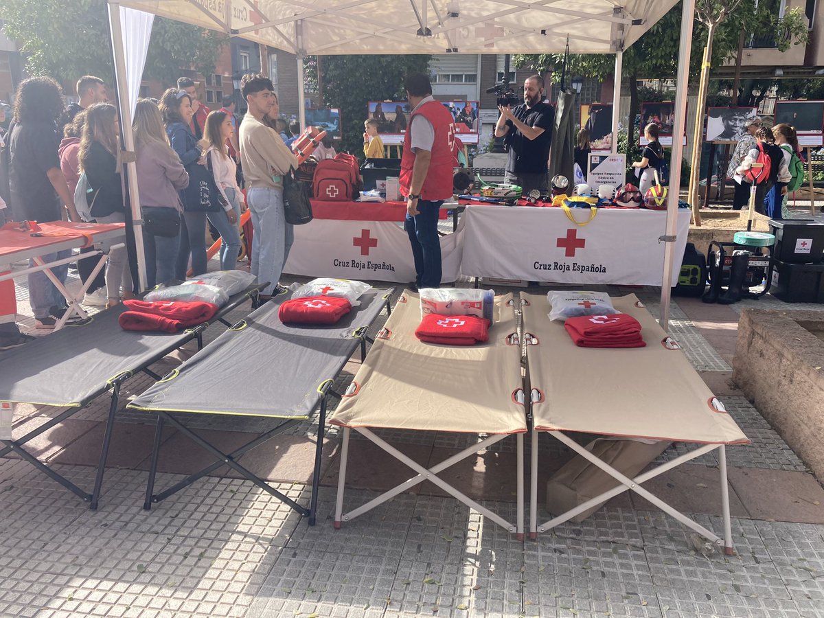 Día de la Banderita de Cruz Roja, convertido en una jornada de puertas abiertas con exposiciones, espacios de intercambio de información y talleres variados. #Huelva #solidaridad #CruzRoja #Diadelabanderita  <a href="/CruzRojaHuelva/">Cruz Roja Huelva</a>