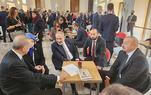 QafqazinfoAz's tweet photo. Əliyev-Ərdoğan-Paşinyan görüşündən
#Praqa da #Avropa Siyasi Birliyinin sammiti çərçivəsində #Azərbaycan Prezidenti @presidentaz , Türkiyə Prezidenti @RTErdogan və Ermənistanın Baş naziri Nikol Paşinyan arasında görüş olub. https://t.co/rIfntvLlGR
