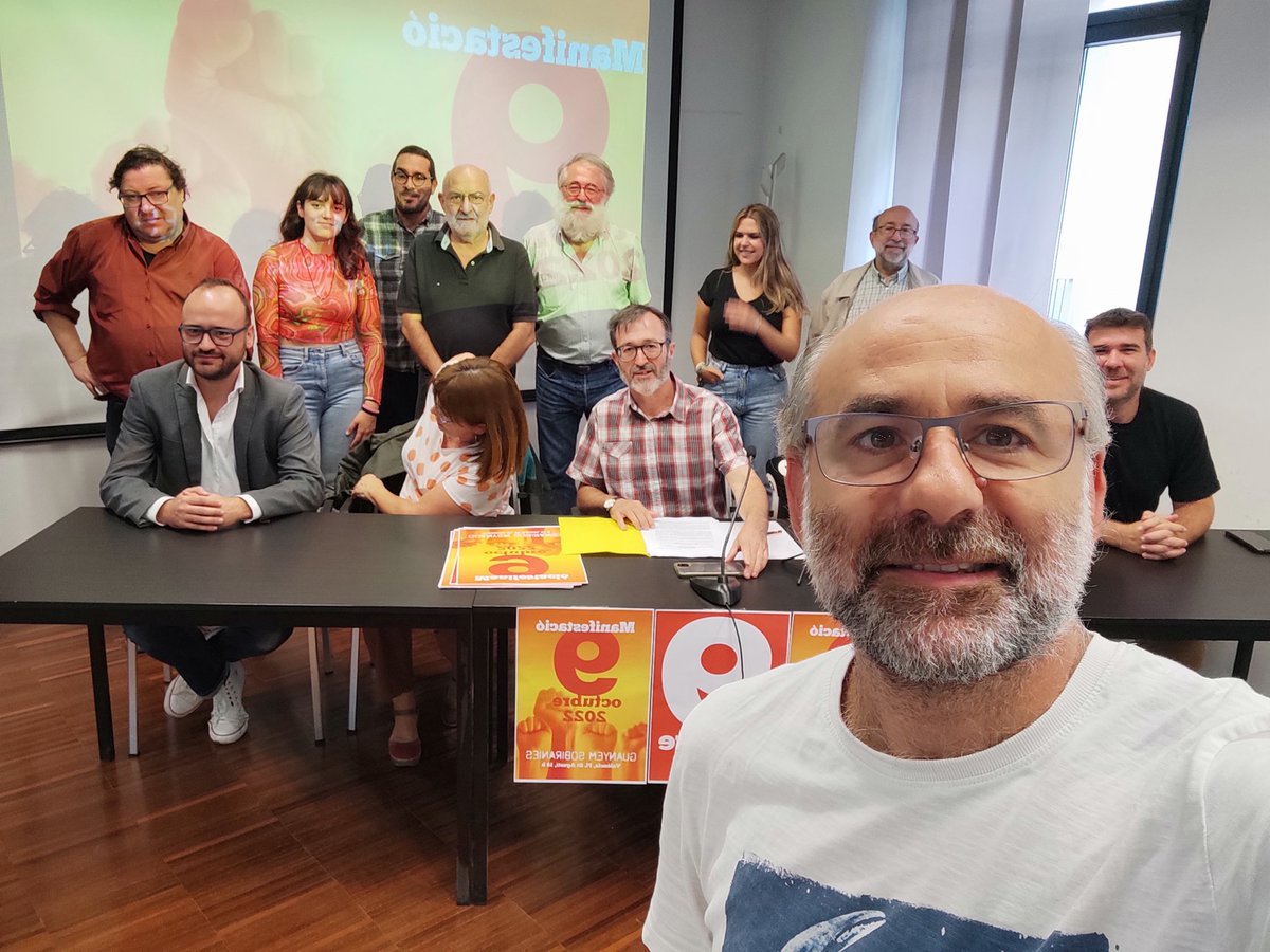 Santimateu2's tweet photo. 📣📣Roda de premsa de la Comissió 9 d octubre. @ccoopv amb la resta d'entitats animant a la classe treballadora i a la ciutadania en general a participar en la manifestació del diumenge 9 d octubre. A les 18h en Sant Agustí. Guanyem sobiranies per al País Valencià. https://t.co/mAW0sIGz9N