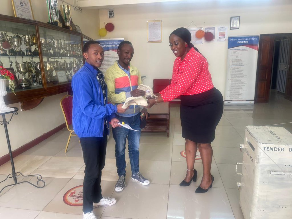 KenyaRailways_'s tweet photo. In the spirit of Customer Service Week, the Railway Training Institute visitors' were gifted RTI's merchandise as a token of appreciation for their unwavering support #celebratingservice #customerinclusion https://t.co/aQyvMrCD0i