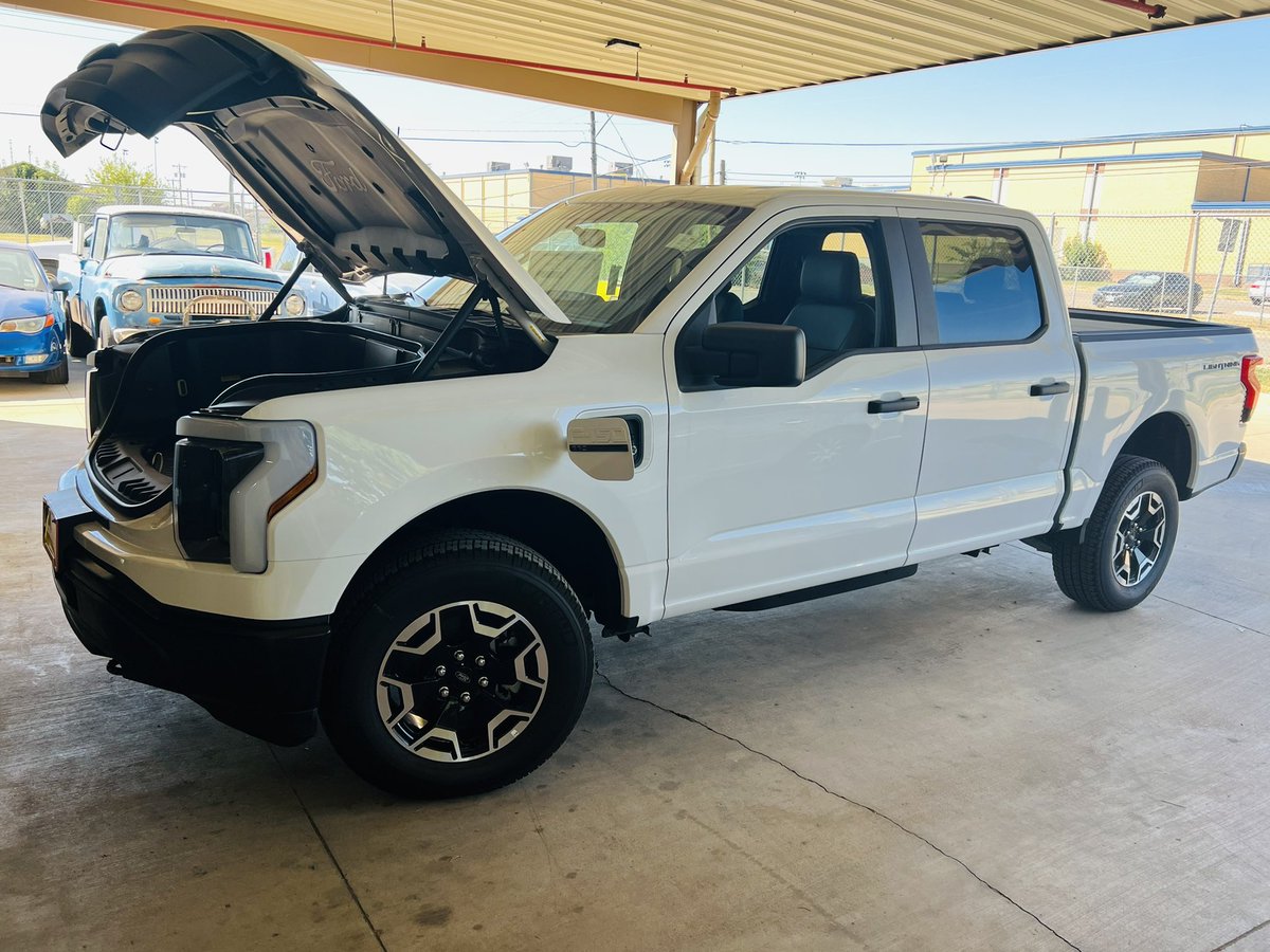 HRob39's tweet photo. Auto Nation visits Wyatt's Auto Shop with the new electric trucks.
#nogasneeded
@wyatt_cte @ODWyattFWISD @WyattHSBB @OdwyattFB @ladychapsbb @FWISD_CTE @Drmamouton @MarceySorensen https://t.co/tqrsgN9PIQ