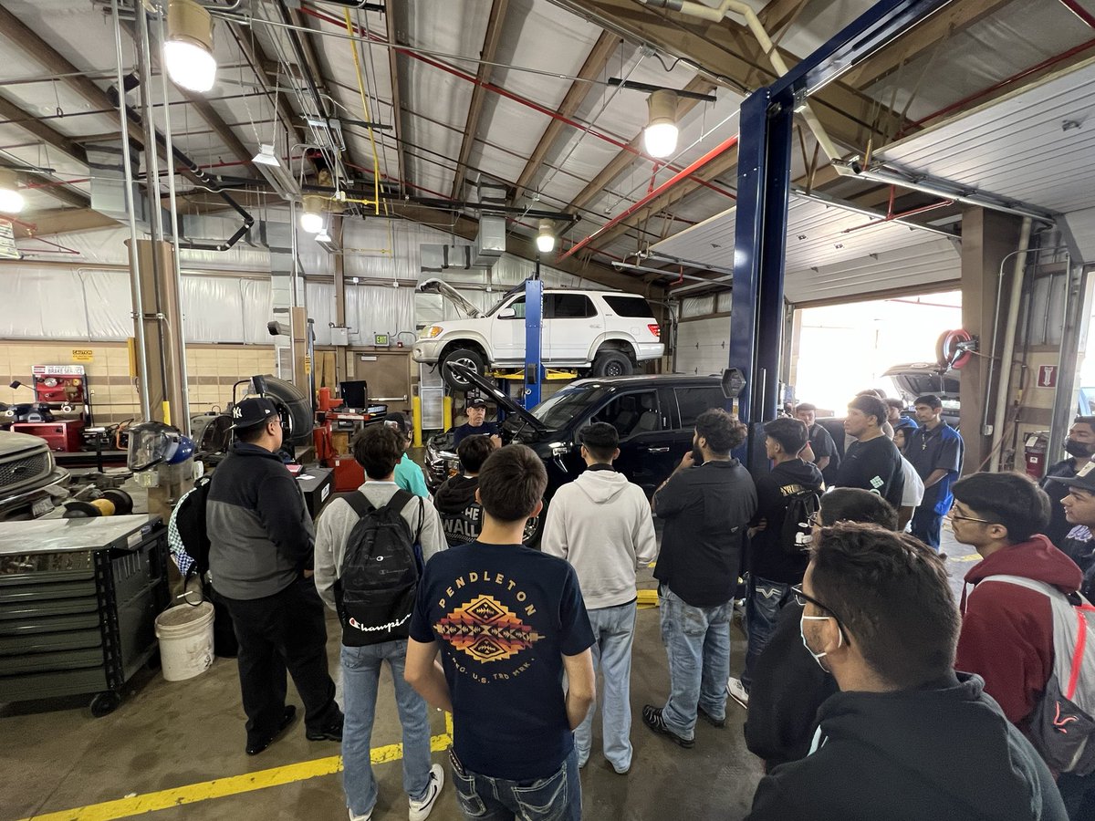 HRob39's tweet photo. Auto Nation visits Wyatt's Auto Shop with the new electric trucks.
#nogasneeded
@wyatt_cte @ODWyattFWISD @WyattHSBB @OdwyattFB @ladychapsbb @FWISD_CTE @Drmamouton @MarceySorensen https://t.co/tqrsgN9PIQ