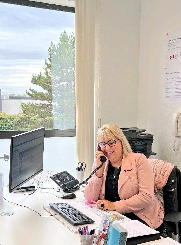 Karine de l'agence #AXA Flore Dasnoy à <a href="/VilleObernai/">Obernai</a> appelle les clients dans le cadre de la Quinzaine de la #PRVT avec le sourire et vêtue de Rose pour #AXAOctobreRose ♀️
#AXAAtoutCoeur