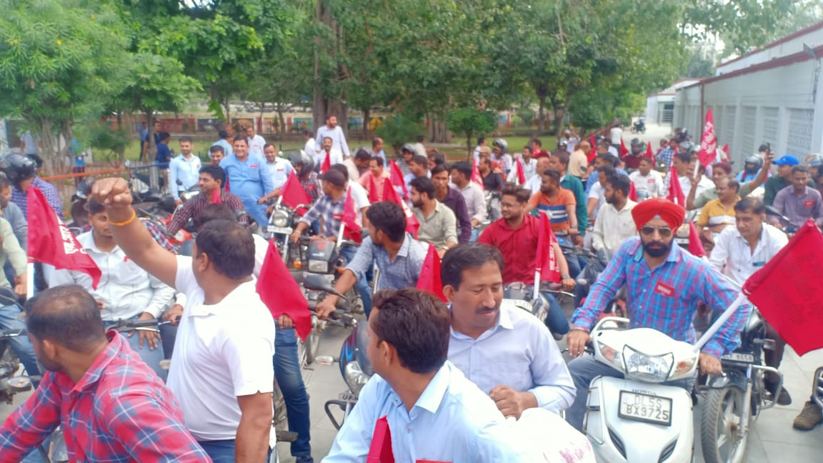गाजियाबाद मैकेनिकल शाखा व विधुत लोको शेड शाखा द्वारा (एन आर एम यू आपके द्वार) कार्यक्रम के तहत EMU carshed, loco shed,s&amp;t, power,c&amp;w के साथियों की समस्यायों को लिखित में लिया व जहां तक संभव हो समाधान कराने का आश्वासन दिया।
#NRMUAapkedwar 
<a href="/AnoopNrmu/">Anoop Sharma</a>
<a href="/ShivaGopalMish1/">Shiva Gopal Mishra</a> 
@AIRF