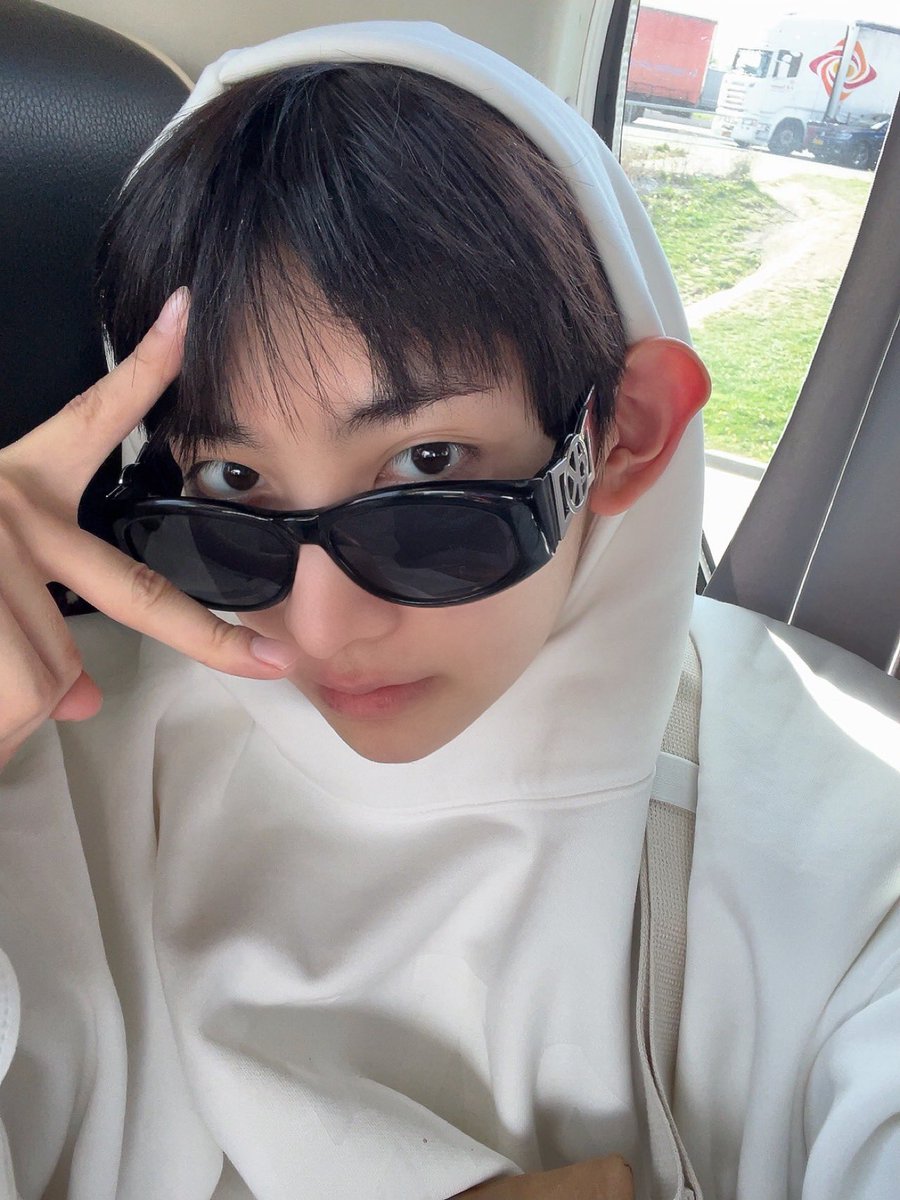 WUZO_BLITZERS's tweet photo. [📷][#SYA_RAID]
안녕하세요 불꽃숭이 입니다.
(When the car stopped)

#블리처스 #BLITZERS #샤 #SYA
#LookingForBLEE_in_Paris https://t.co/bf5YubAawg