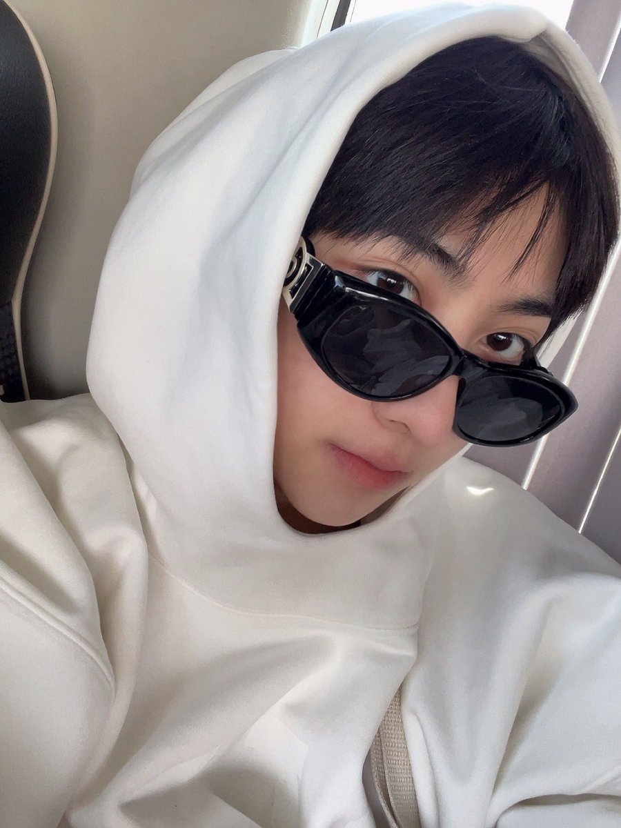 WUZO_BLITZERS's tweet photo. [📷][#SYA_RAID]
안녕하세요 불꽃숭이 입니다.
(When the car stopped)

#블리처스 #BLITZERS #샤 #SYA
#LookingForBLEE_in_Paris https://t.co/bf5YubAawg