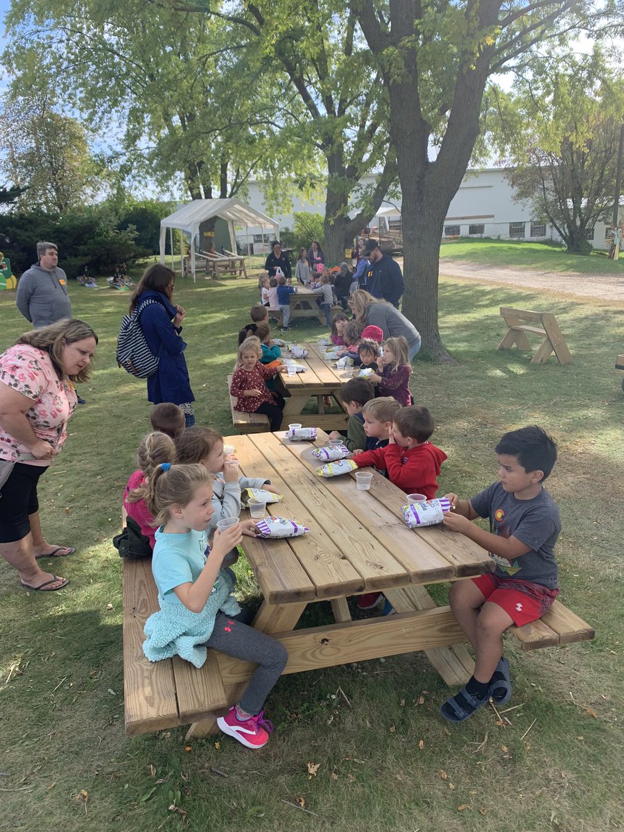 kjdugre's tweet photo. AM 4K Students enjoying the Pumpkin Patch!  Thank you Berryland!  @WDPWestwood @WDP4K #pumpkinseason #fieldtrip #rockonwestwood #wdppride https://t.co/SJyneklZTZ