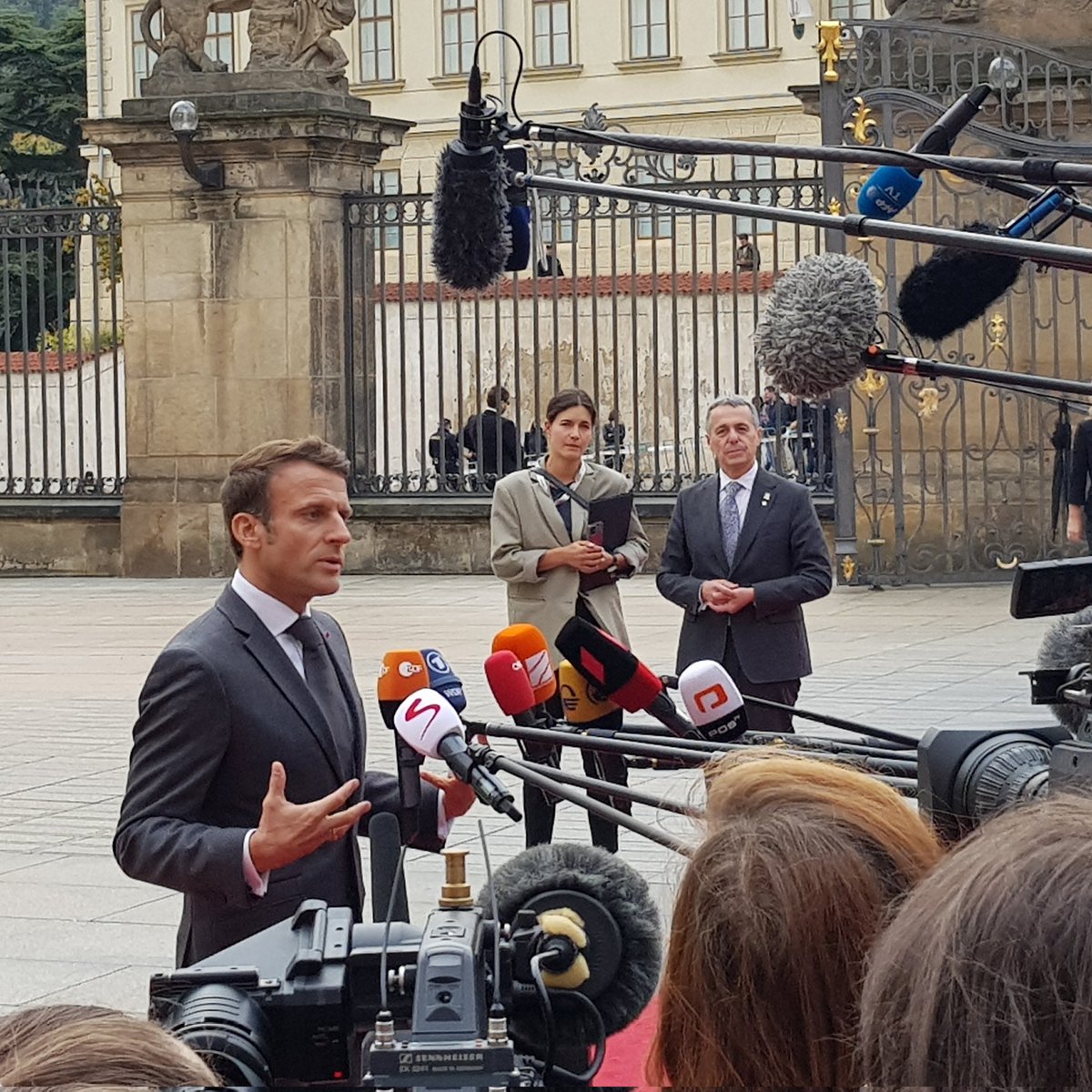 kocher_et's tweet photo. Sommet de la Communauté politique européenne à #Prague : devant l'entrée du chateau, @ignaziocassis attend qu'@EmmanuelMacron ait fini de parler pour entrer à sa suite. Pas de déclaration du président🇨🇭avant le début des discussions. @RTSinfo https://t.co/7ZyxRHhoWu