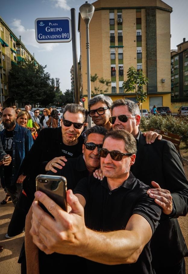Ayer se inauguró una plaza en Granada que lleva el nombre de 091. Qué puedo decir... uno no hace su trabajo esperando recibir tan altos honores como el que ayer nos concedieron, pero uno no es de piedra y no puede dejar de emocionarse cuando llegan. Muchas gracias a todos.