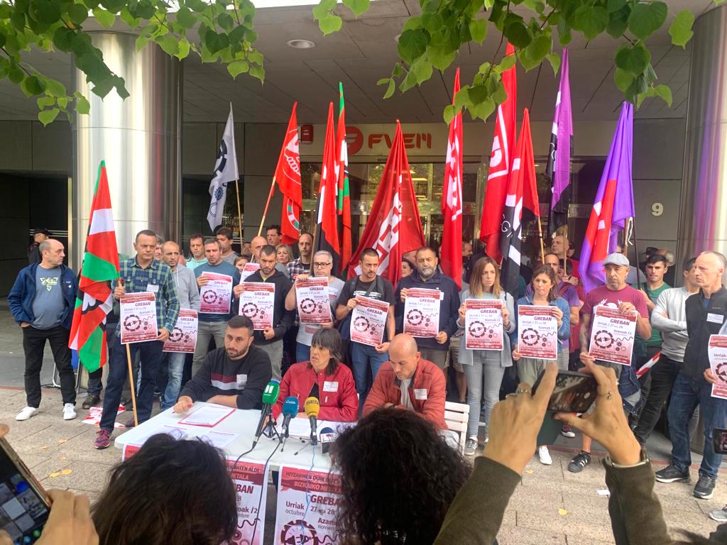 LABsindikatua's tweet image. "Metalgintzako langileak berriz ere gutxietsi dituzte"

Patronalaren egoitza aurrean, beste hiru greba egun iragarri ditugu Bizkaiko metalgintzan, urriaren 27 eta 28 eta azaroaren 2rako
👇👇👇
lab.eus/metalgintzako-…