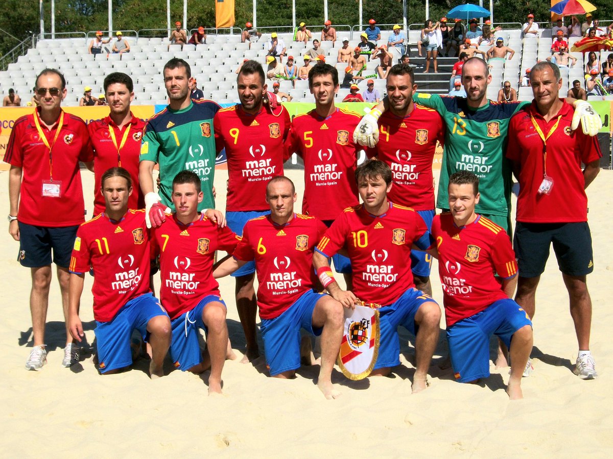 🗃 Volvemos al #BaúlDeLosRecuerdos del #FútbolPlaya con una imagen 📸 de la <a href="/SEFutbol/">Selección Española Masculina de Fútbol</a> 🇪🇸

🔎 Te podemos decir el lugar y la fecha ⬇️

📆 27 Agosto 2010
📍 Lisboa 🇵🇹
🏆 Euro Beach Soccer League Superfinal

🤔 Pero...  ¿Reconoces a los protagonistas?

#EBSL | #FútbolPlayaRFEF ⚽️🏖