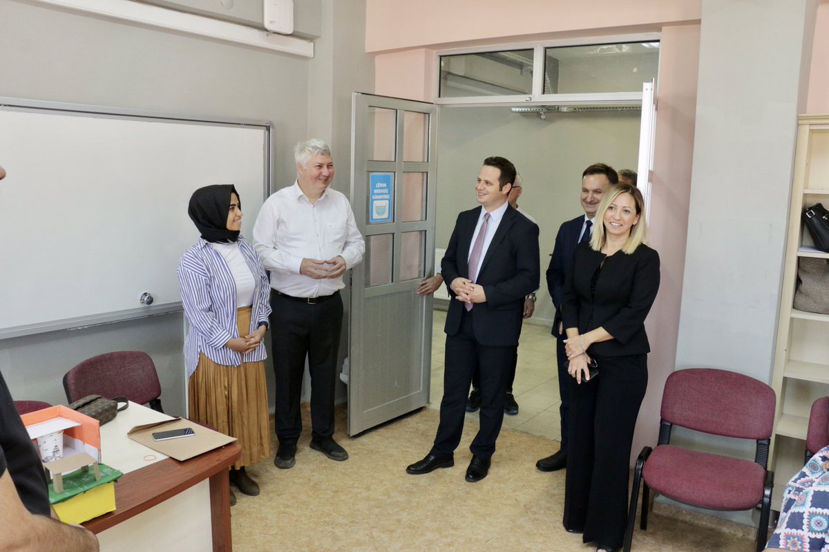 Matematik ve sınıf öğretmenlerimizin matematik dersi uygulamalarını destekleyici içerik üretmek amacıyla düzenlenen çalıştayda atölye çalışmalarına katılan İl Müdürümüz <a href="/emrecay55/">Emre ÇAY</a> öğretmenlerimize Bakanlığımız  <a href="/mebyegitek/">Yenilik ve Eğitim Teknolojileri Genel Müdürlüğü</a> tarafından gönderilen sertifikalarını takdim etti.
<a href="/tcmeb/">Millî Eğitim Bakanlığı</a>
