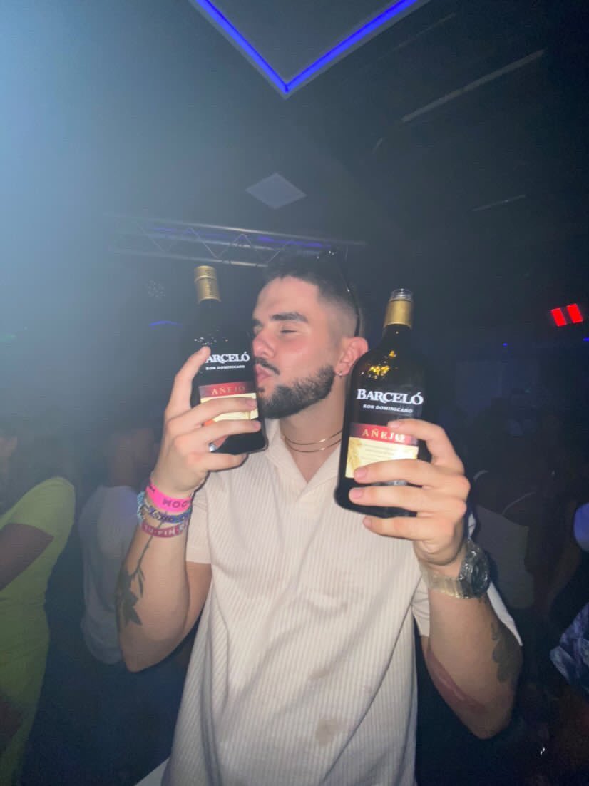 AsierLraD4's tweet photo. @RonBarceloSpain Lo primero, con mínimo 2 botellas vacías de este oro líquido. Y antes de llegar siempre se agradece recoger algún cono de la carretera para posibles necesidades #FinDeFiesta https://t.co/vUmVoWcHmN