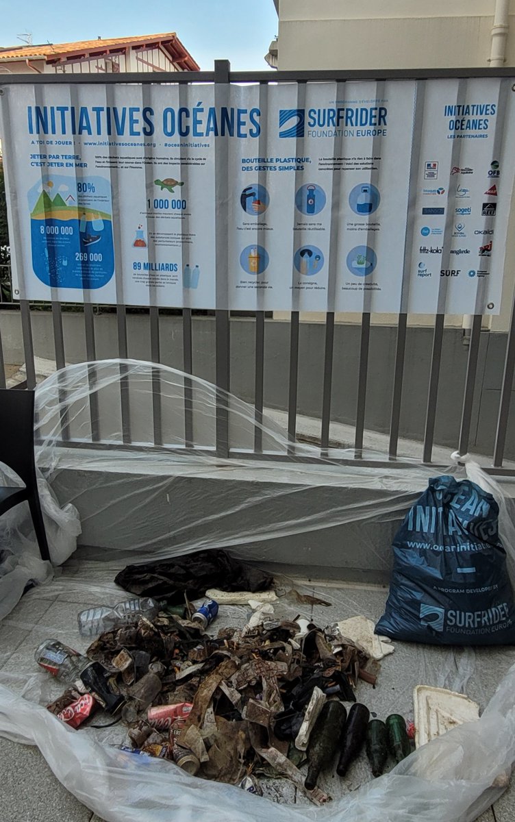 Nettoyage de plage et sensibilisation à la gestion des déchets pour les partenaires, fournisseurs et clients de Mediaclinic #StJeandeLuz à l'occasion des 5 ans du magasin, accompagnés par une classe de primaire.