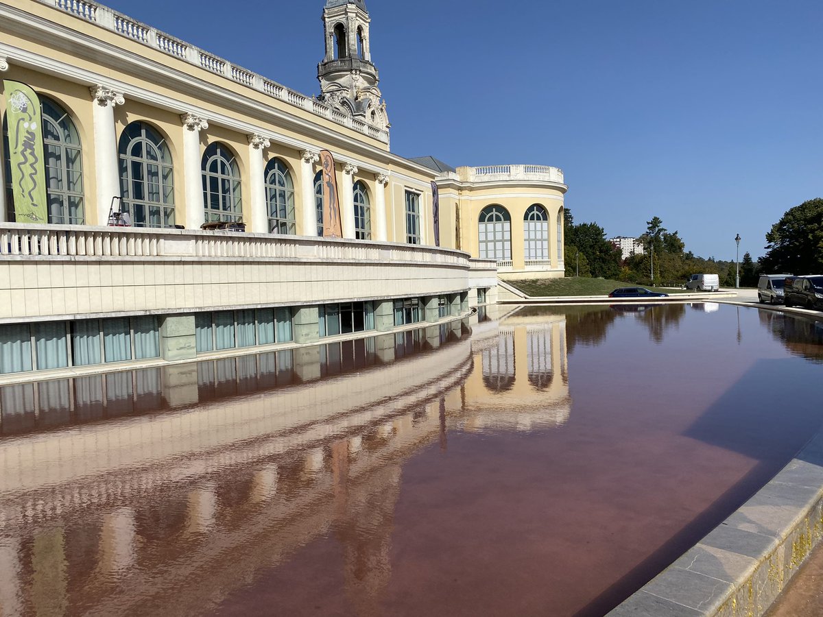 🎀[INFOGYN]🎀 Depuis la terrasse du <a href="/PalaisBeaumont/">Palais Beaumont</a> , vous pouvez voir le bassin teinté en écho à #OctobreRose. Infogyn se mobilise aux côtés d’acteurs palois engagés dans la #luttecontrelecancerdusein #Infogyn22 #santedelafemme