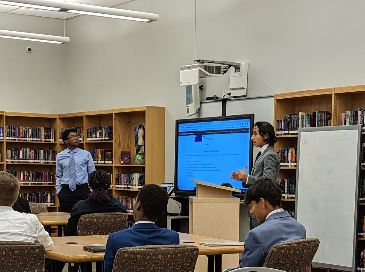 VernonMaloneCCA's tweet image. Ready to #acetheinterview
Mr. Vines&apos; students share the do&apos;s and don&apos;ts of interviewing with peers. Each group presented a site they created to help students with the interview process. VMCCA students  learn valuable skills to help further their careers after high school.