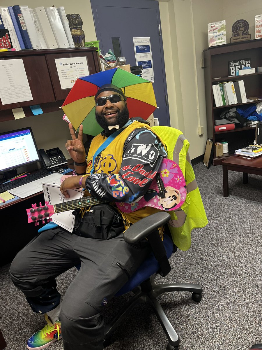 MrsLakishaCook's tweet photo. How the team showed up this morning! BullyPreventionWeek at Meadowfield! @MeadowfieldElem @EbonyBBrown #DontGetMixedUpWithBullying #WackyTacky https://t.co/rCagLHBClr