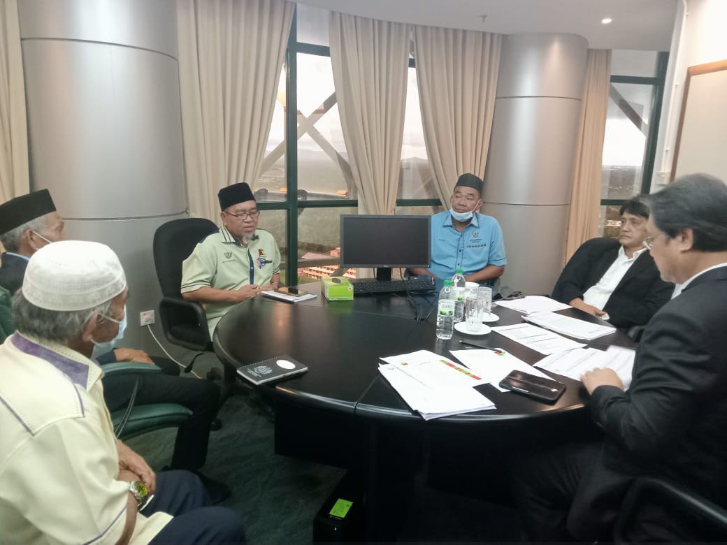 hazlandswk's tweet photo. Perjumpaan berkala dengan Penghulu & KK KK sentiasa dilaksanakan demi untuk menyelesaikan segala isu di kampung dan meningkatkan kualiti pengurusan.
#KMKK
#DemakLaut
#SarawakFirst https://t.co/6jjchpPXGI