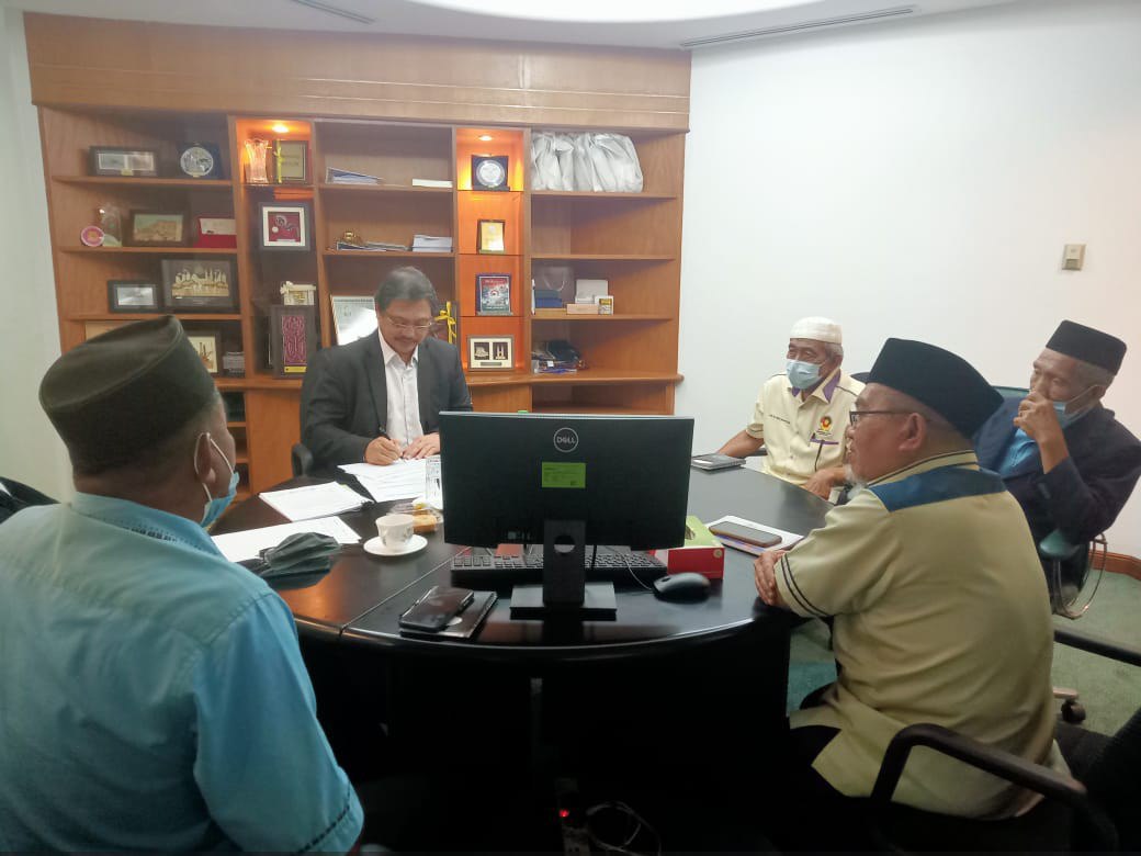 hazlandswk's tweet photo. Perjumpaan berkala dengan Penghulu & KK KK sentiasa dilaksanakan demi untuk menyelesaikan segala isu di kampung dan meningkatkan kualiti pengurusan.
#KMKK
#DemakLaut
#SarawakFirst https://t.co/6jjchpPXGI