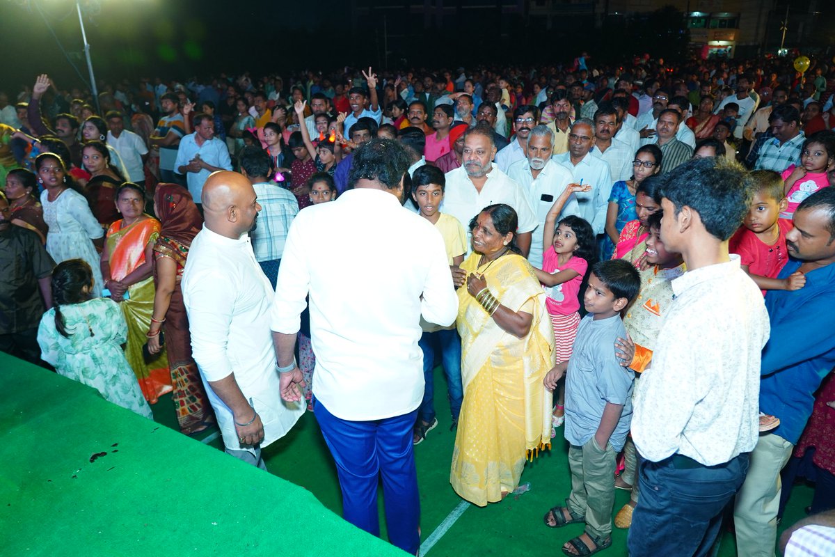 SomaSingireddy's tweet photo. కుషాయిగూడ లోని శ్రీ వెంకటేశ్వర స్వామి దేవస్థానం ఎదురుగా విజయదశమి వేడుకలను ఘనంగా నిర్వహించడం జరిగింది.
ఈ వేడుకల్లో జమ్మి పూజ, పాలపిట్ట దర్శనం, రావణ దహనం తదితర కార్యక్రమాలు నిర్వహించడం జరిగింది.
#dussehracelebrations #paalapitta #jammitree #ravanadahanam https://t.co/xGy3KW677g