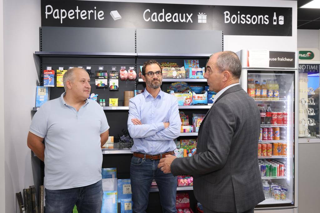 LesBuralistes's tweet photo. A @ClermontFd, Le Mogliano fait peau neuve ♦️

Le #buraliste Jean François a déployé la nouvelle identité du réseau au sein de son #tabac #presse et porte son utilité locale au quotidien auprès de ses clients https://t.co/VJ0uNLmeXo
