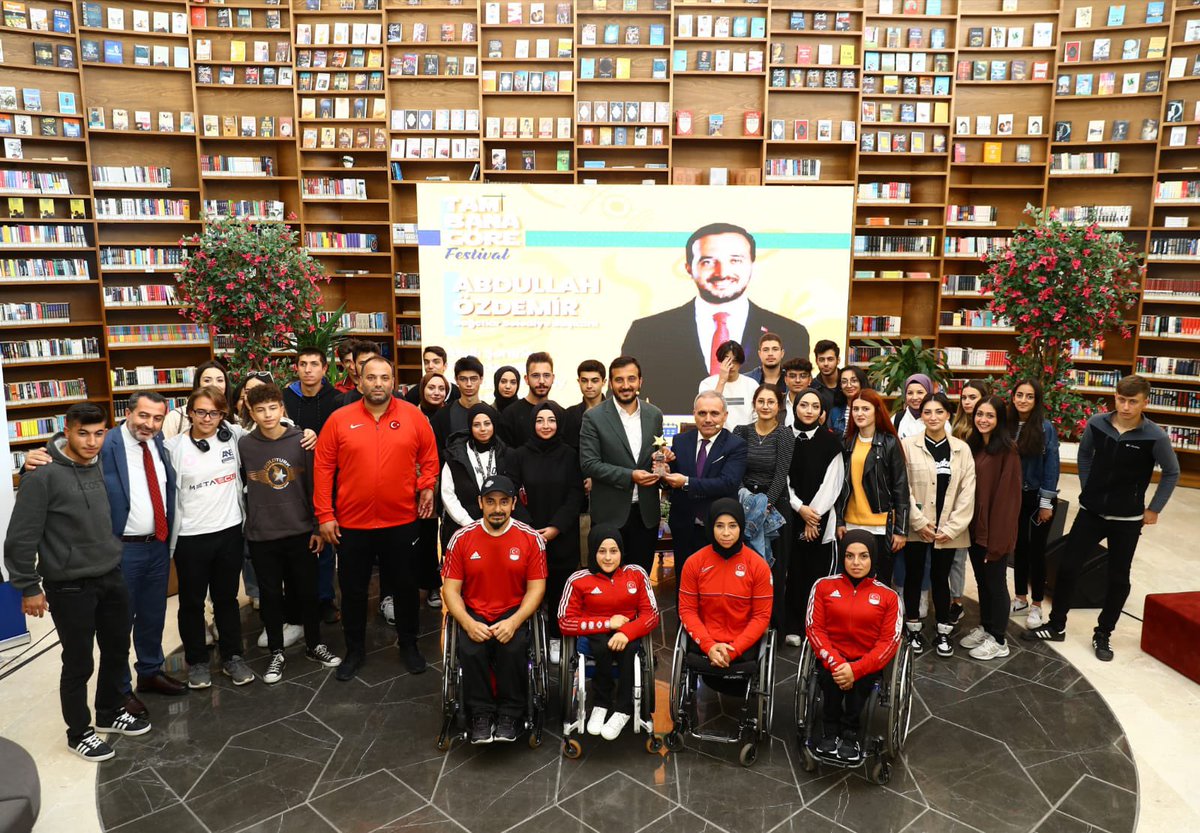 “Tam Bana Göre Festival” kapsamında gençlerimizle “Akıllı Şehirler, Yerelde Dijital Dönüşüm, Yapay Zeka Projesi” konuları üzerine verimli bir söyleşi gerçekleştirdik. 

Dijital dönüşümde Bağcılar’ımızı, Belediyemizi her alanda anlatmaya devam edeceğiz. 

#TbgFestival