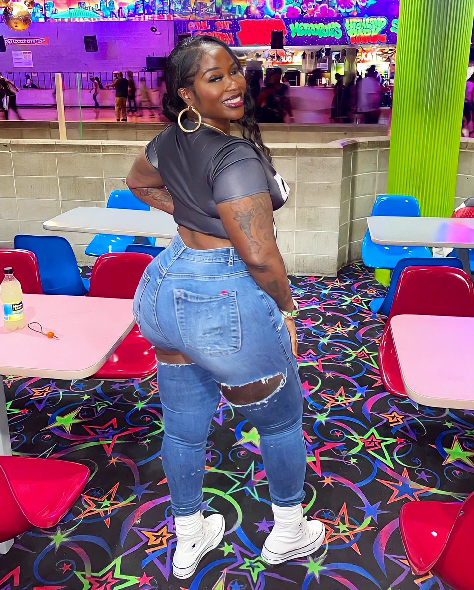 Hersheylust's tweet photo. 👑💞🛼🍫🥰💋❤️🧿😘

#hersheylust #modellife #thickchicks #BeautyAndTheBeast #follow #instagram Therealhersheylust 🍫 https://t.co/Ir0UX6G73B