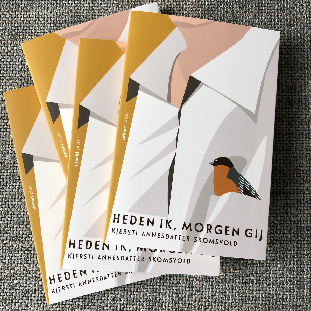 De boeken zijn aangekomen! 🤩📚

HEDEN IK, MORGEN GIJ van de Noorse schrijfster Kjersti Annesdatter Skomsvold, uit het Noors vertaald door #LiesbethHuijer

Vanaf morgen in de boekhandel. 

#leestip #roman #boekhandel #kjesrstiannesdatterskomsvold #hedenikmorgengij #noors