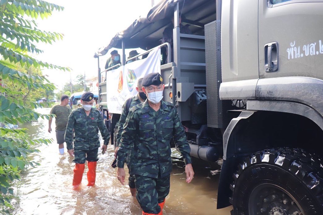ascom2army2's tweet image. “ ความเดือดร้อนของประชาชนต้องมาก่อนเสมอ ”
ผบ.บชร.2 ลงพื้นที่เคียงข้างกำลังพลช่วยเหลือผู้ประสบภัยพายุโนรู
6 ต.ค. 65 ผบ.บชร.2 ตรวจเยี่ยมติดตามการช่วยเหลือผู้ประสบอุทกภัยในพื้นที่ จว.ช.ย.ที่ อ.เมืองชัยภูมิ และ อ.จัตุรัส
#ทหารมีไว้ทำไม
#กองบัญชาการช่วยรบที่2
#กองทัพภาคที่2