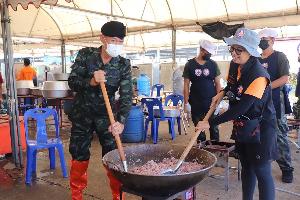 ascom2army2's tweet image. “ ความเดือดร้อนของประชาชนต้องมาก่อนเสมอ ”
ผบ.บชร.2 ลงพื้นที่เคียงข้างกำลังพลช่วยเหลือผู้ประสบภัยพายุโนรู
6 ต.ค. 65 ผบ.บชร.2 ตรวจเยี่ยมติดตามการช่วยเหลือผู้ประสบอุทกภัยในพื้นที่ จว.ช.ย.ที่ อ.เมืองชัยภูมิ และ อ.จัตุรัส
#ทหารมีไว้ทำไม
#กองบัญชาการช่วยรบที่2
#กองทัพภาคที่2